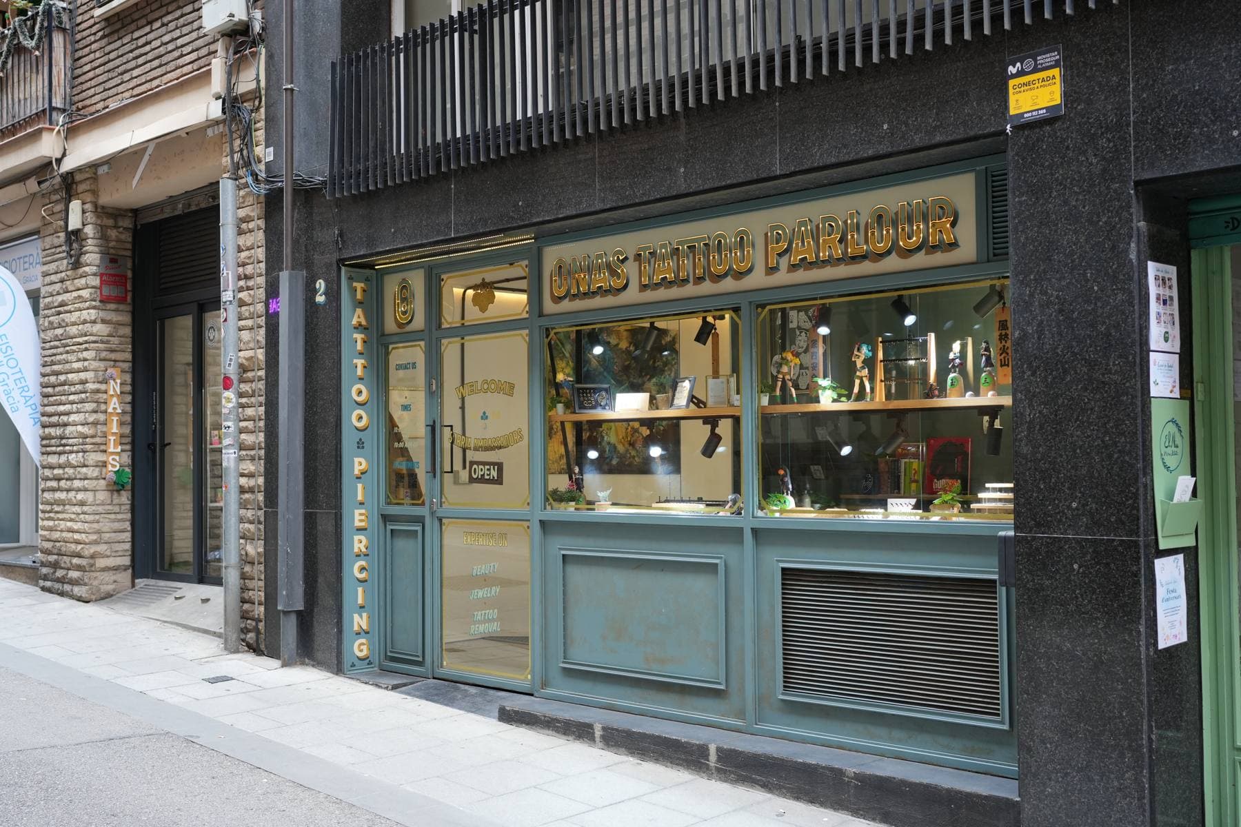 Façade et vitrine d’un salon de tatouage